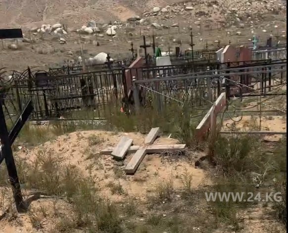 Разрушенные кресты на кладбище в Чолпон-Ате: очевидцы публикуют видео вандализма