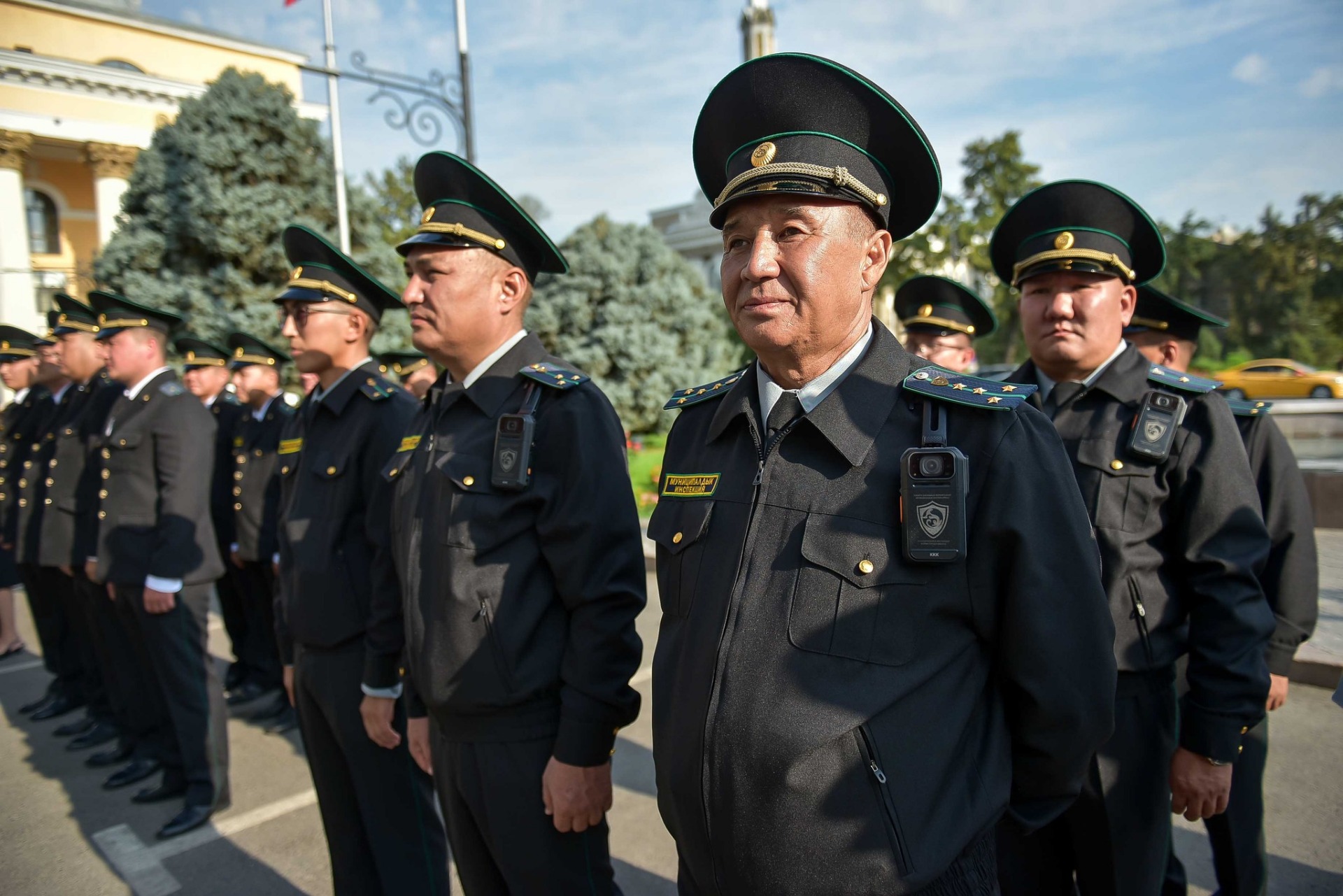 Муниципальная инспекция Бишкека представила новую форму и расширяет штат