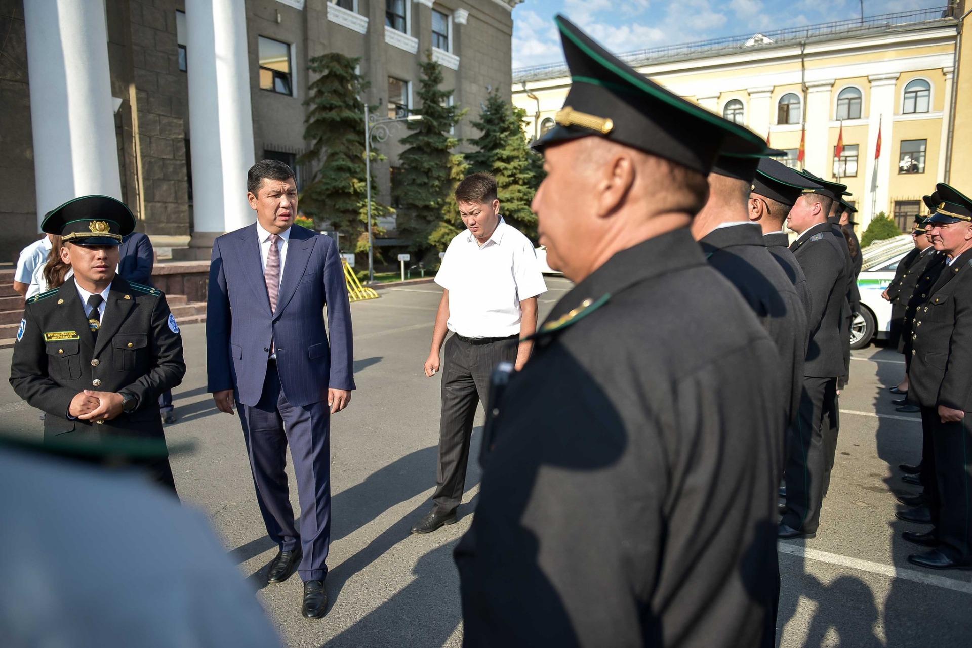 Муниципальная инспекция Бишкека представила новую форму и расширяет штат