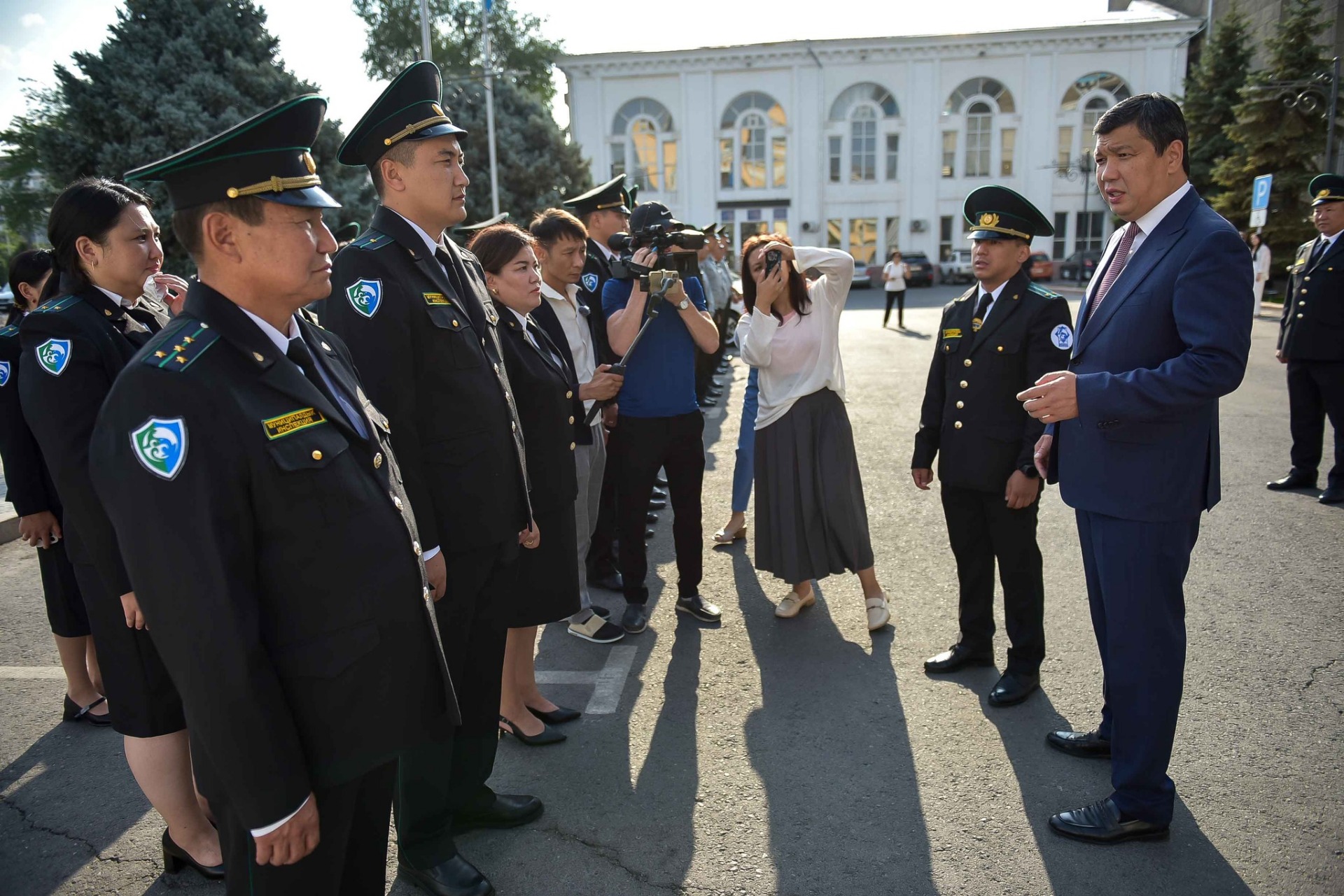 Муниципальная инспекция Бишкека представила новую форму и расширяет штат