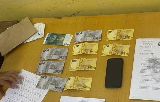 Иностранец дал 10 тысяч сомов патрульному в здании УПСМ