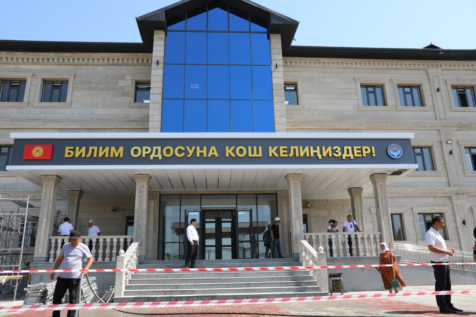 Также Адылбек Касымалиев осмотрел стройку общеобразовательной школы № 71