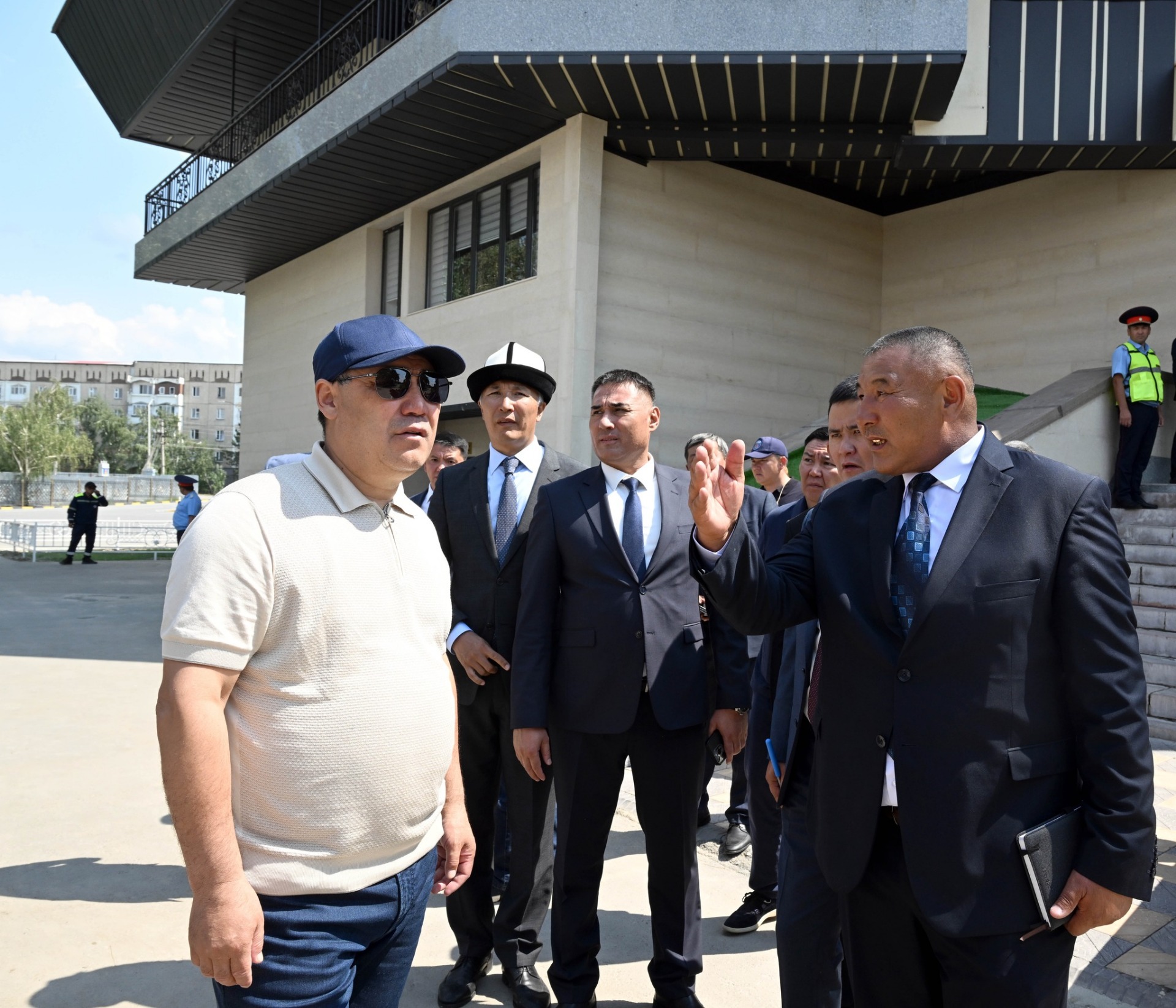 Президент Садыр Жапаров ознакомился с обновленным зданием автовокзала в Караколе