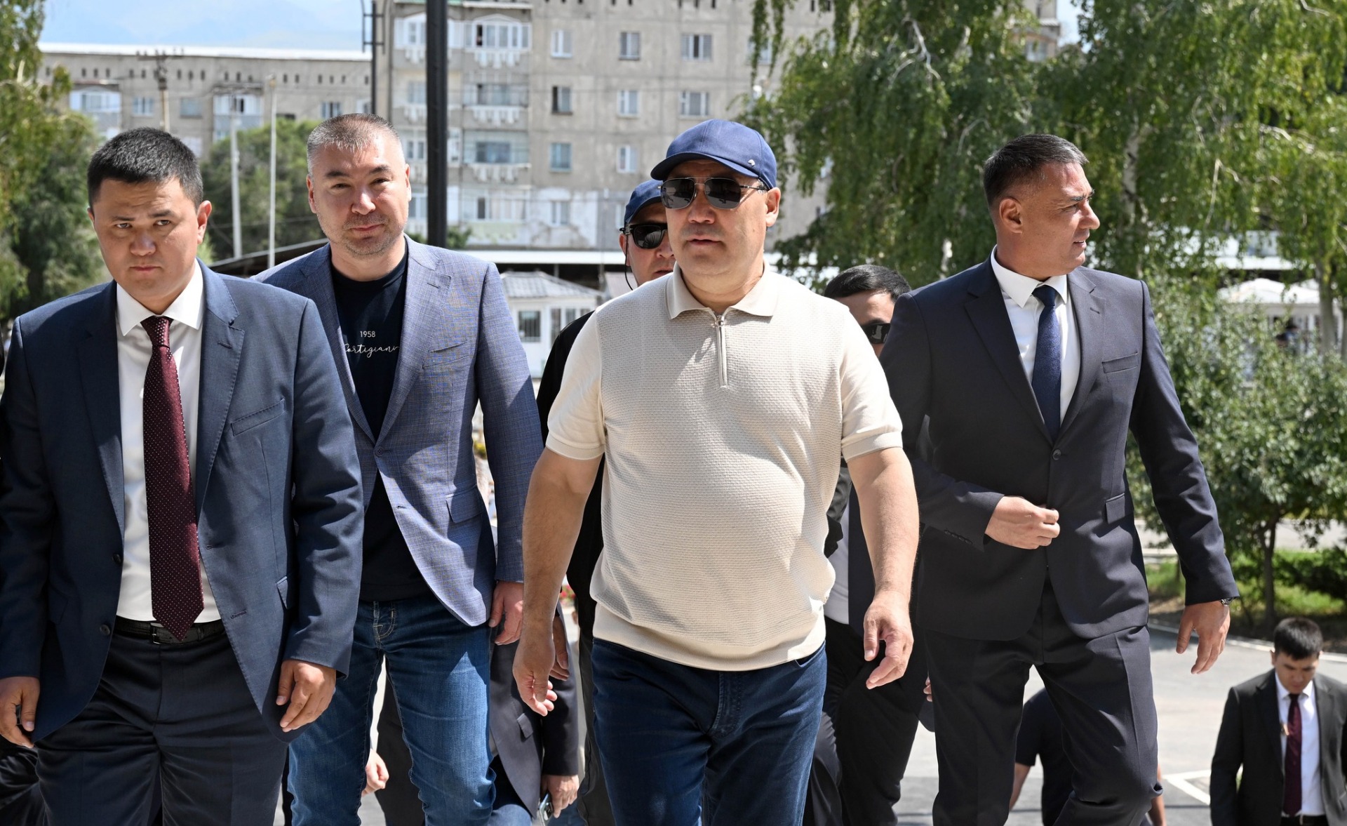 Президент Садыр Жапаров ознакомился с обновленным зданием автовокзала в Караколе