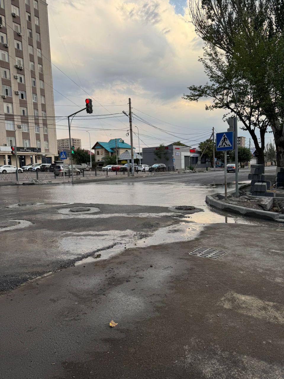 В Бишкеке топит перекресток улиц Ахунбаева и Шукурова: жители жалуются