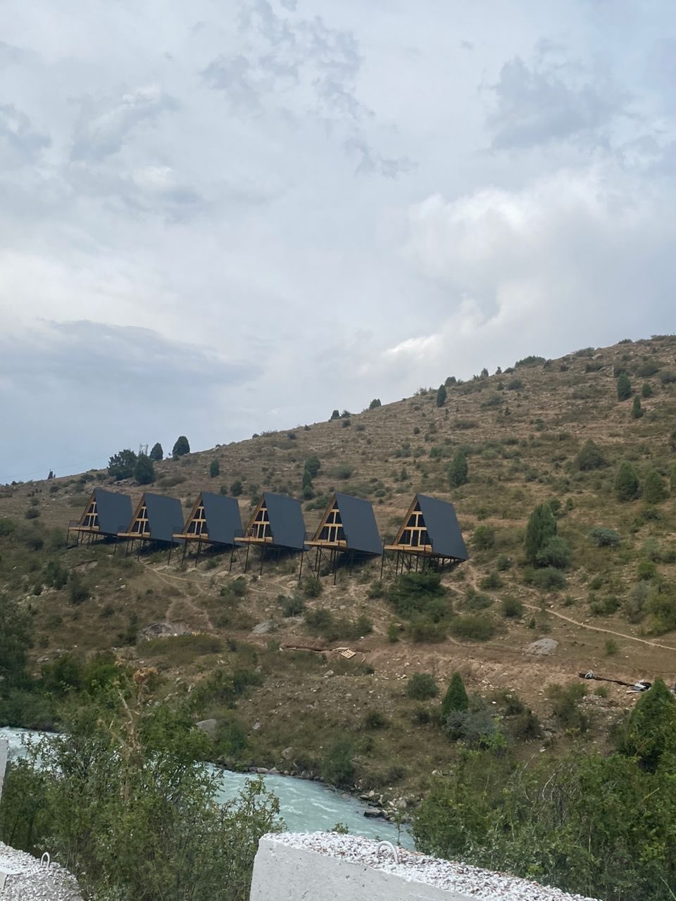 Аламединское ущелье застраивают коттеджами и топчанами. Жители жалуются на хаос и мусор