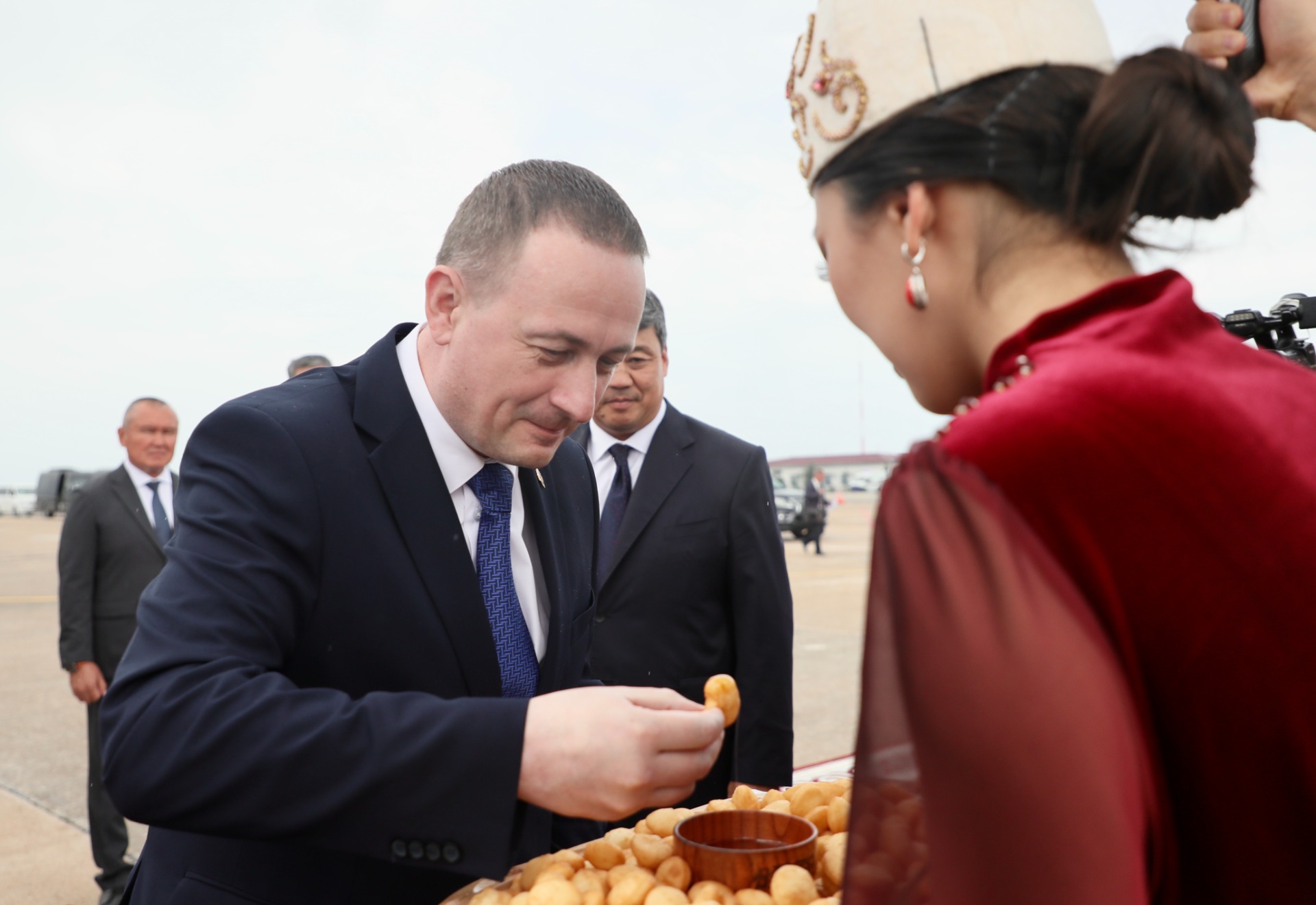Премьер Беларуси Александр Турчин прибыл в Кыргызстан для участия в заседании ЕМПС