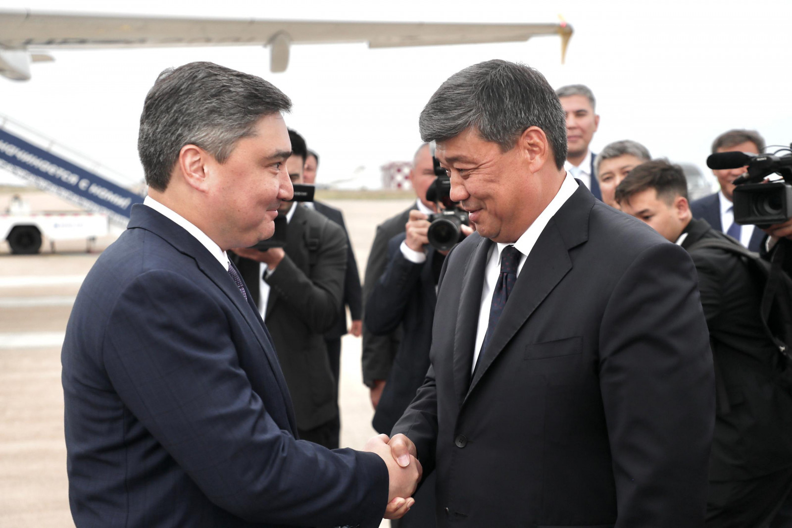 Премьер Республики Казахстан Олжас Бектенов прибыл в Кыргызстан для участия в заседании ЕМПС