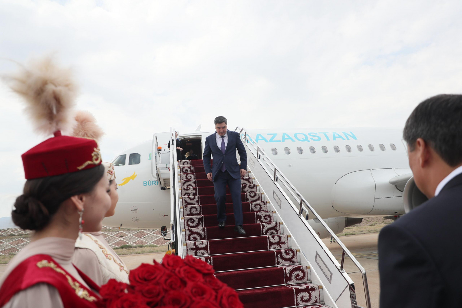 Премьер Республики Казахстан Олжас Бектенов прибыл в Кыргызстан для участия в заседании ЕМПС