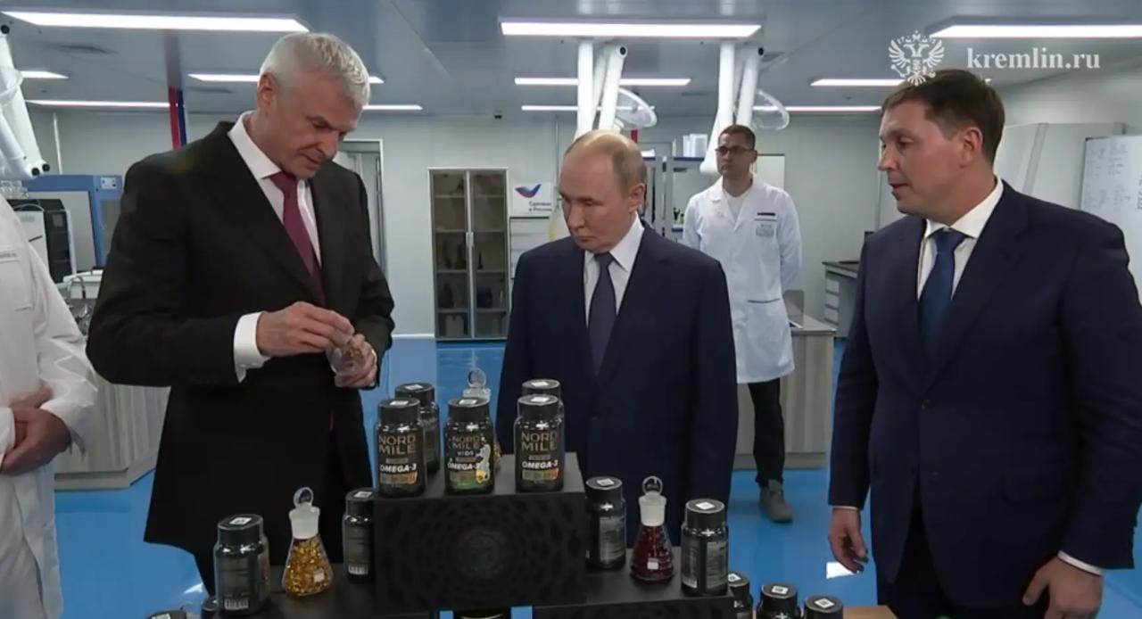 В Магадане глава РФ был в синем галстуке