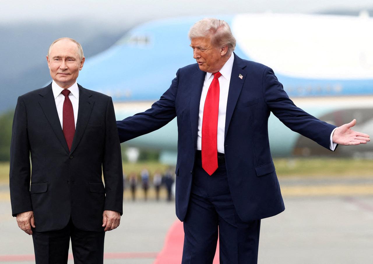 На Аляске Владимир Путин сменил синий галстук на бордовый