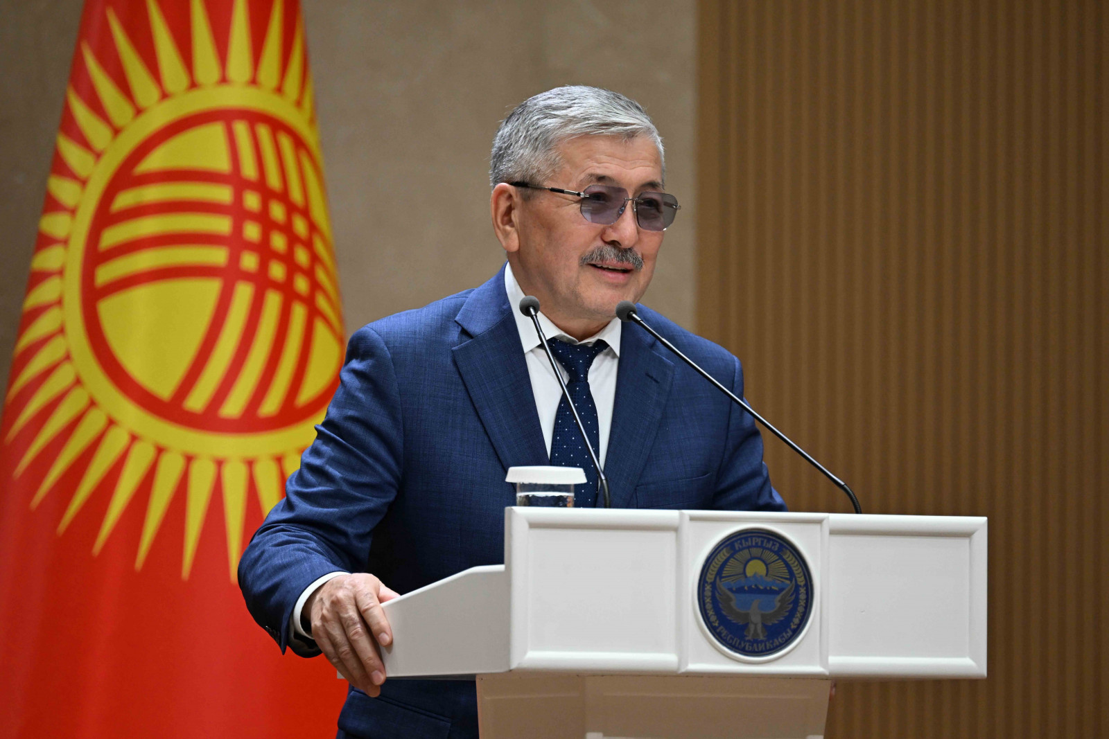 Адылбек Касымалиев наградил ряд госслужащих