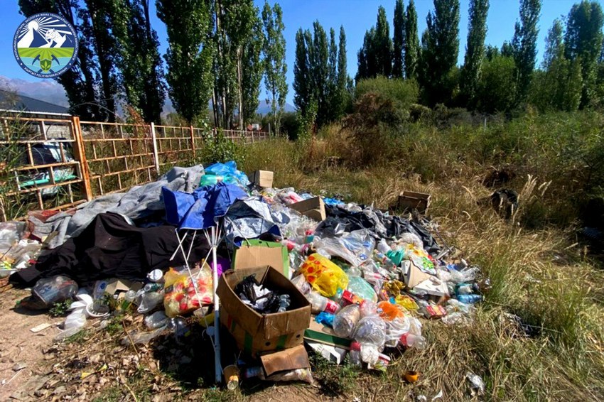Очистка побережья озера Иссык-Куль от мусора