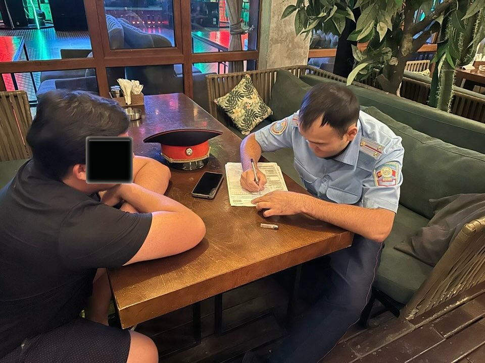 В Бишкеке оштрафовали 17 человек за курение в неположенных местах
