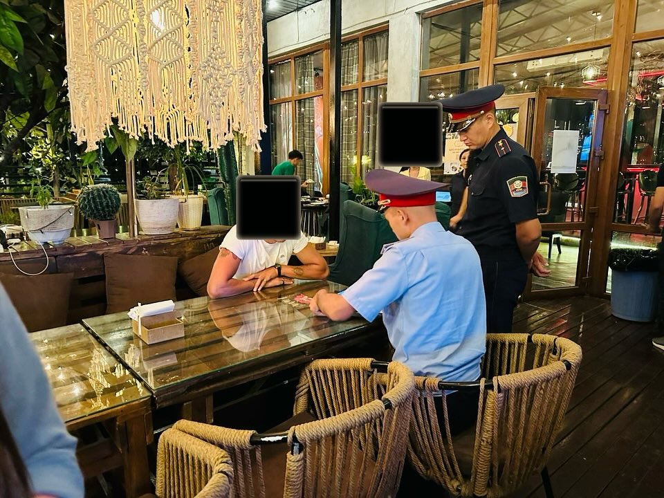 В Бишкеке оштрафовали 17 человек за курение в неположенных местах