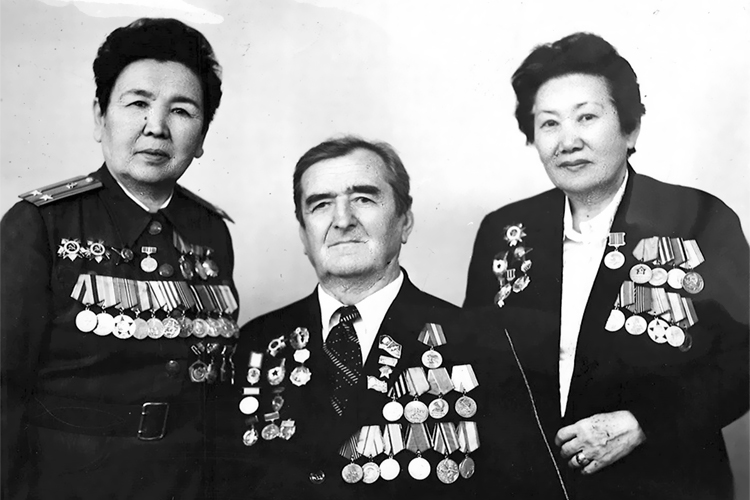 Рафа Айдарбекова слева