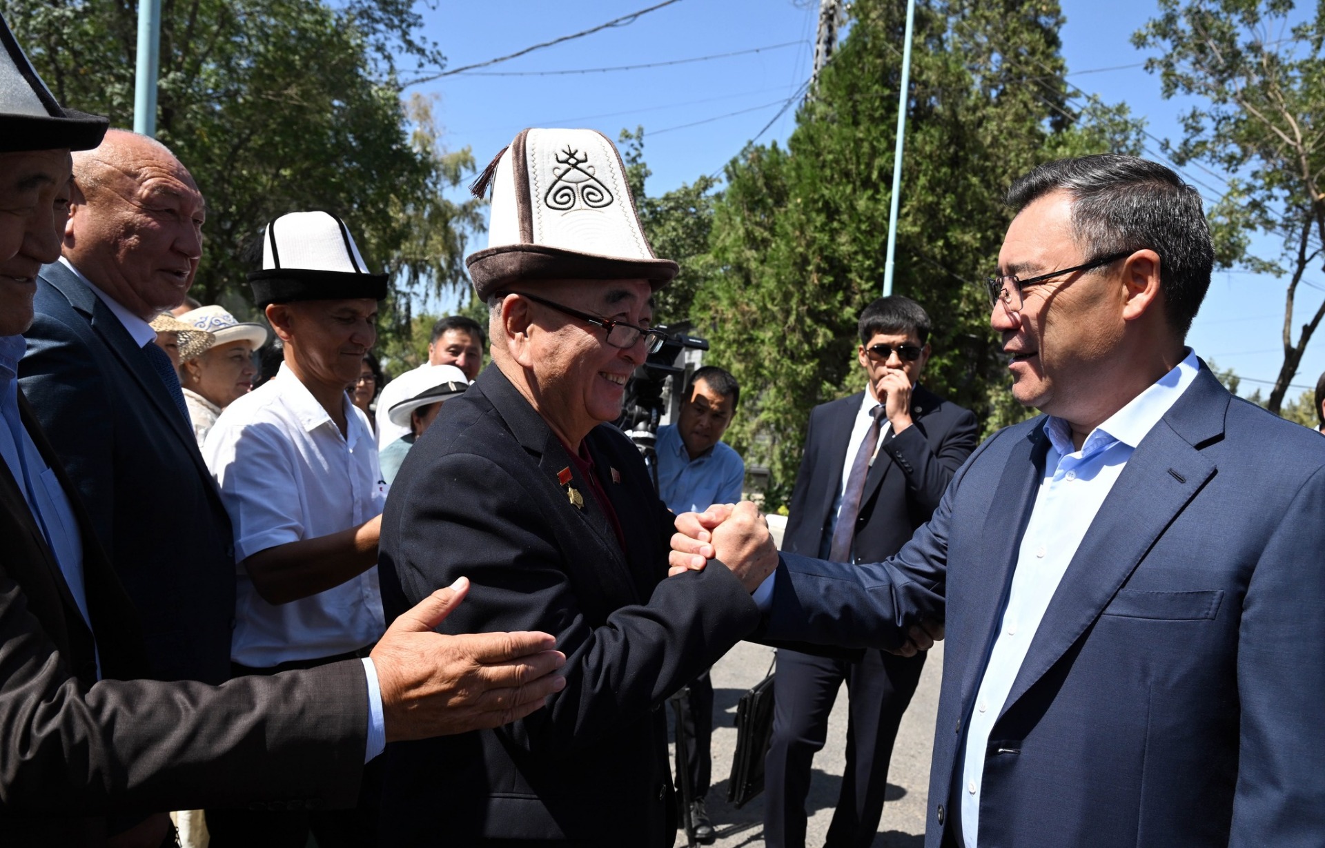 Садыр Жапаров открыл сервисный центр и прокатился на электробусе