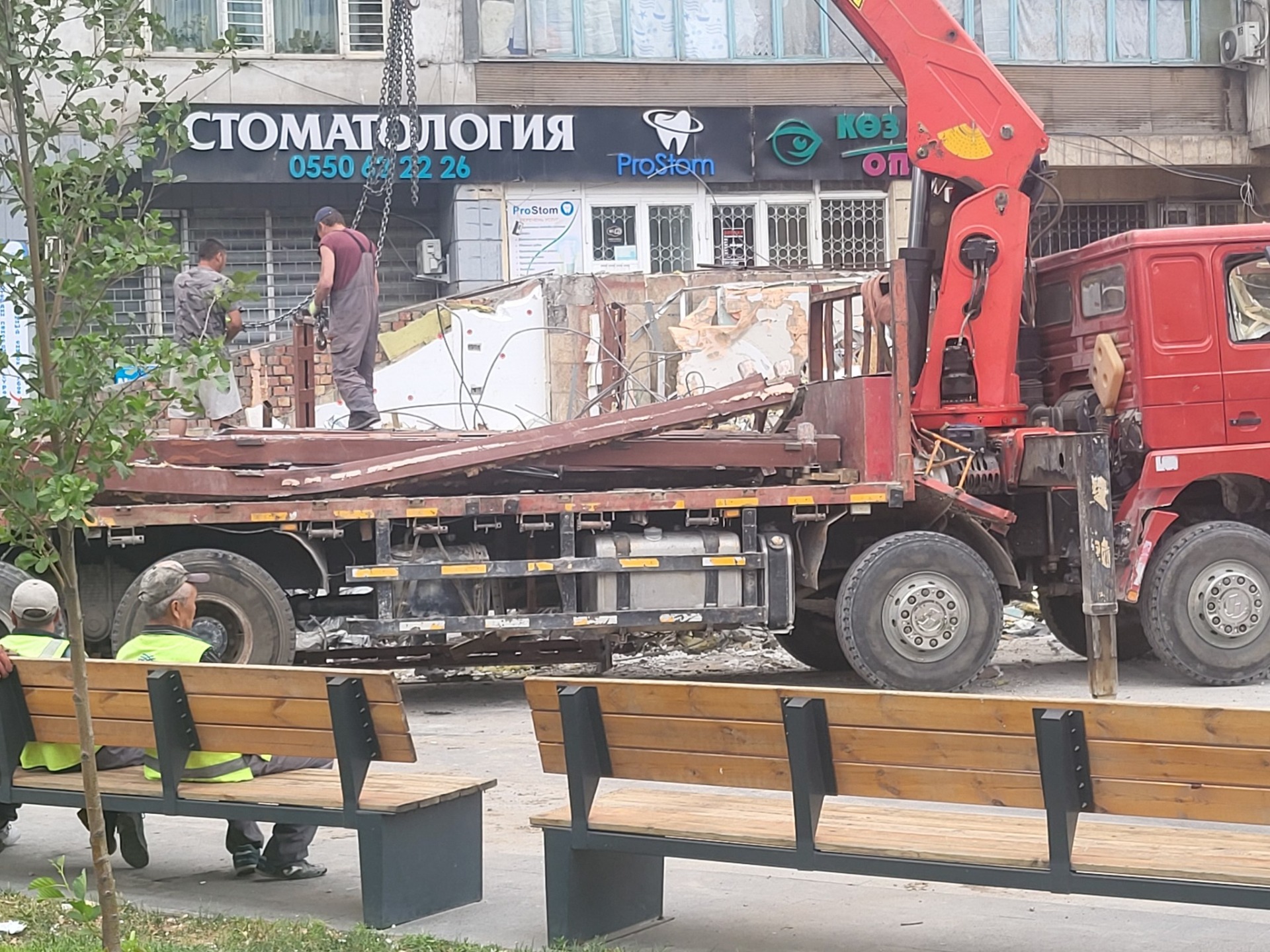 В Бишкеке снова демонтируют павильоны на пересечении улиц Абдрахманова и Киевской