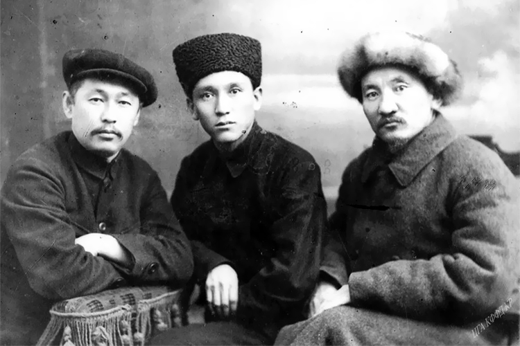С соратниками (Ишеналы Арабаев справа)