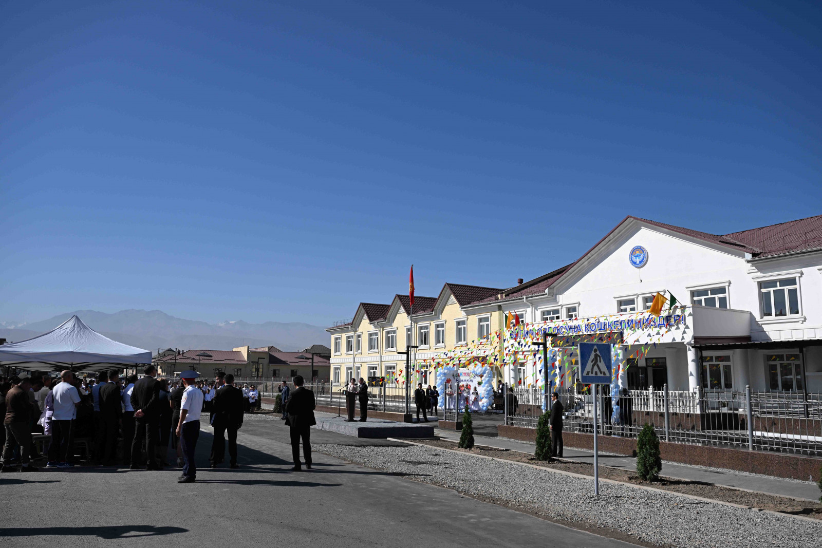 Адылбек Касымалиев принял участие в линейке ко Дню знаний в школе села Кожомкул