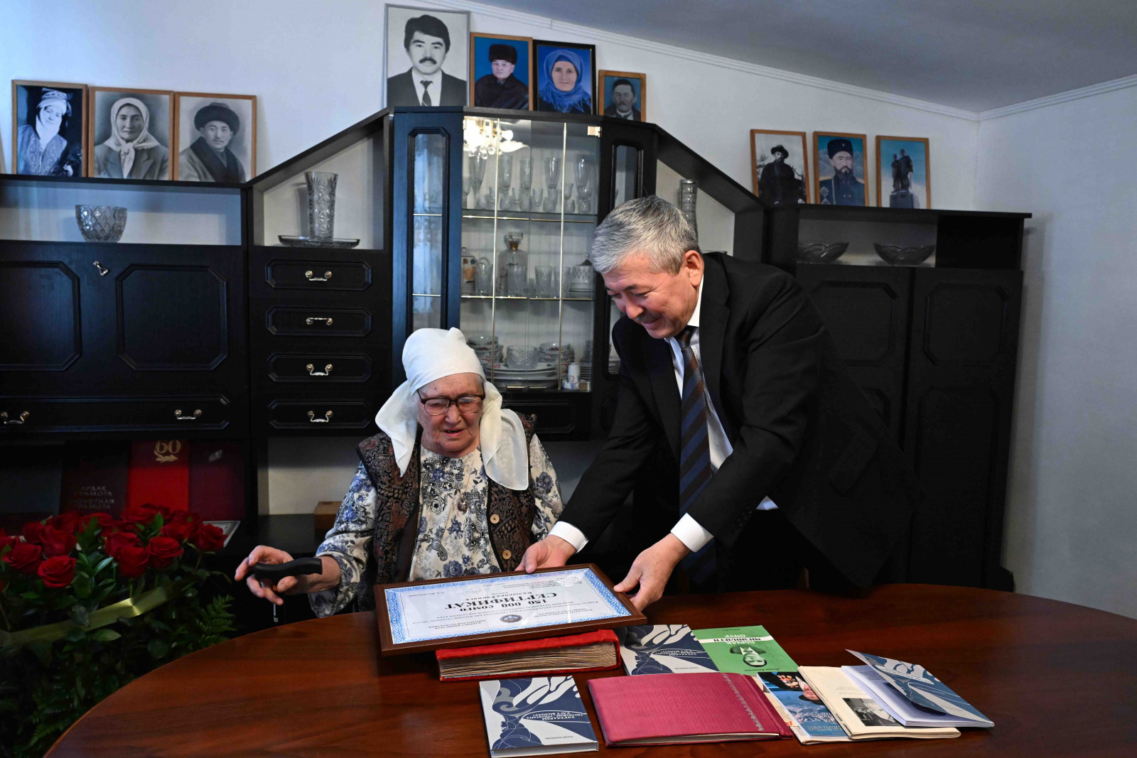 45 лет в профессии учителя и сертификат на 150 тысяч сомов от кабмина