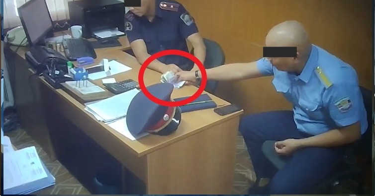 Вымогали у своих подчиненных. Задержаны руководители районной Службы охраны МВД
