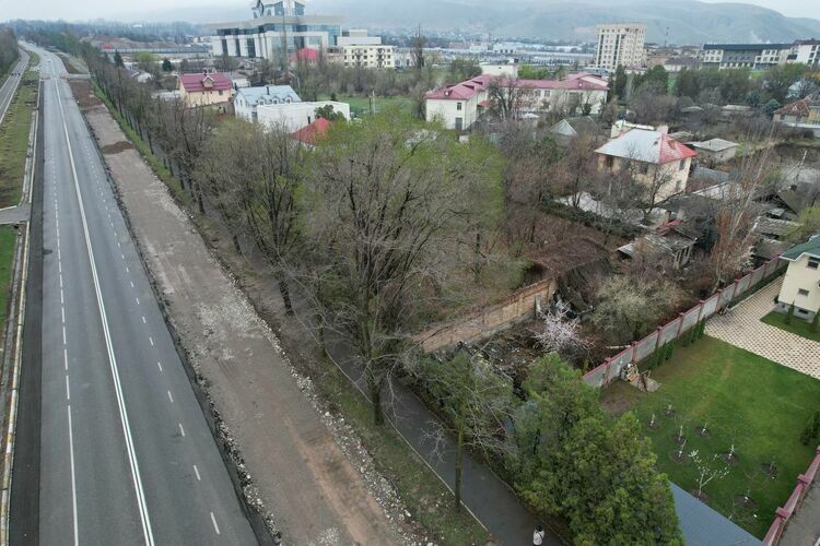 Проспект Чингиза Айтматова еще до сноса заборов и отъема части участков жителей «Киргизии-1»