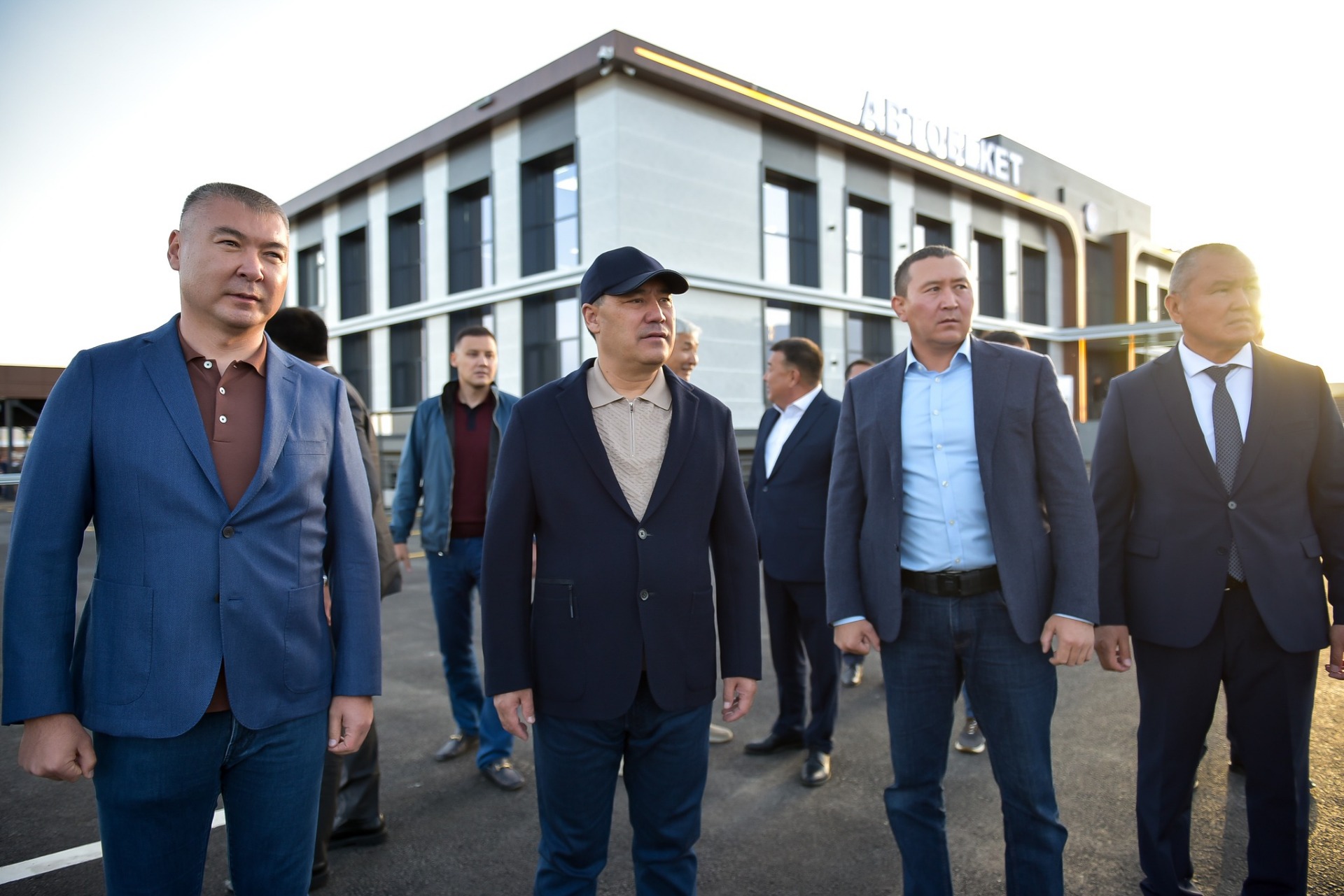 Президент Садыр Жапаров оценил обновленный автовокзал в Балыкчи