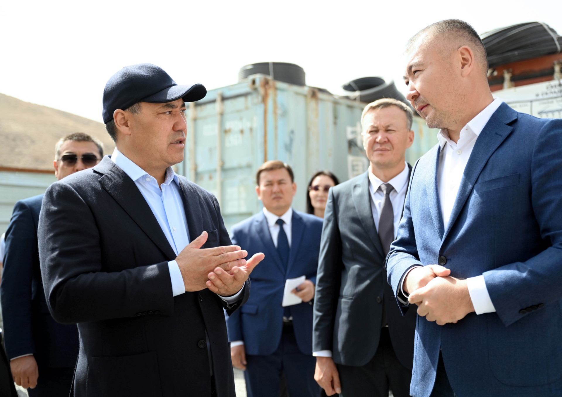 Садыр Жапаров ознакомился со строительством соцобъектов и дорог в Нарыне