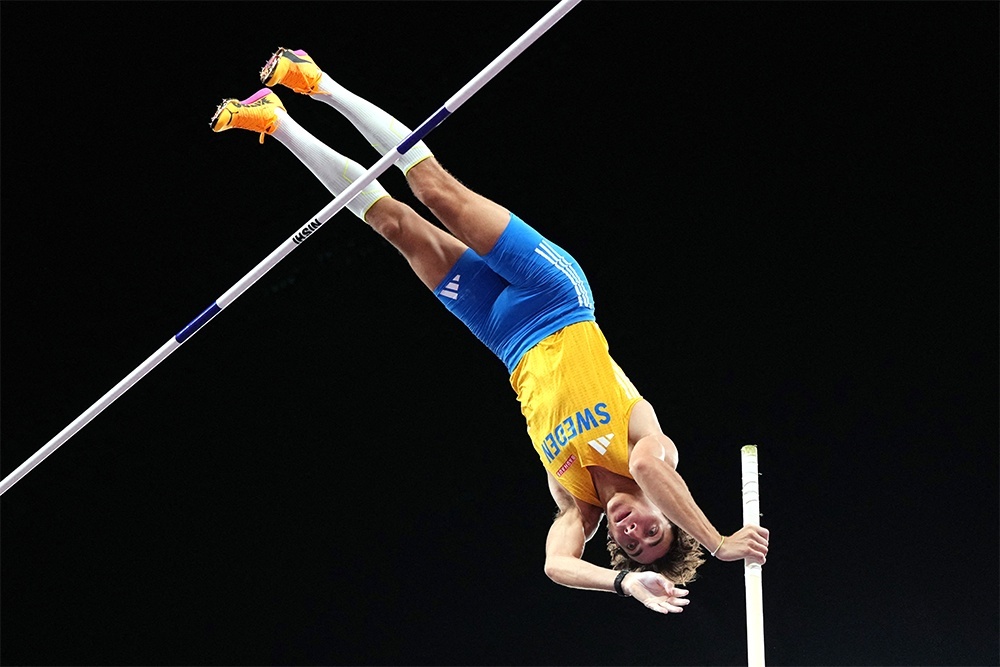 25-летний Арман Дюплантис из Швеции в третий раз стал чемпионом мира, взяв высоту 6,30 метра