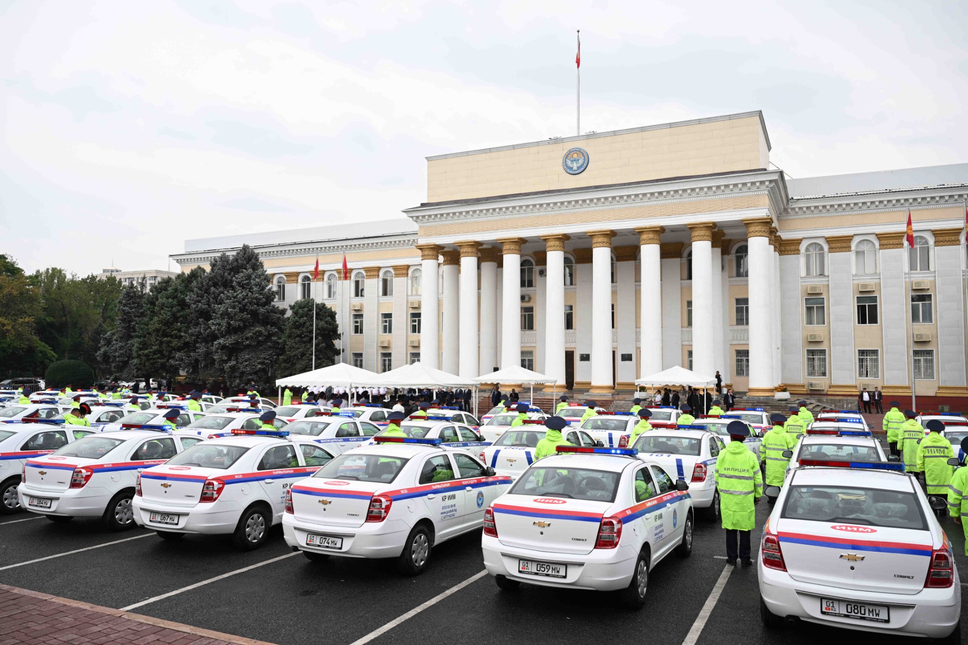 Адылбек Касымалиев вручил ГУОБДД 150 авто: Главная сила — человек, не техника!
