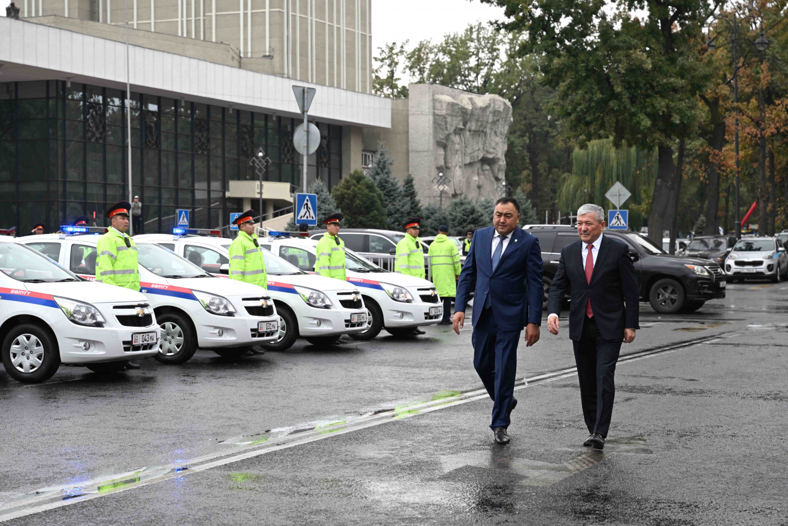 Адылбек Касымалиев вручил ГУОБДД 150 авто: Главная сила — человек, не техника!