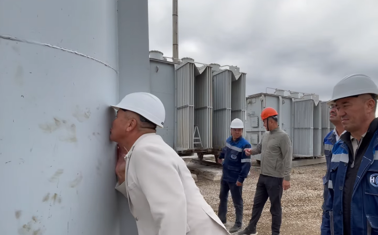 Мэр Ошa поцеловал новый трансформатор