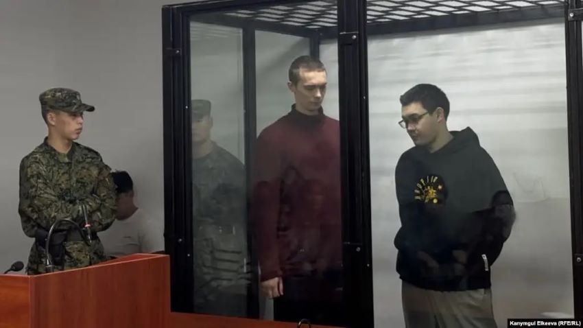 Судья Чолпонай Уметалиева приговорила Жоомарта Дуулатова и Александра Александрова к пяти годам лишения свободы с отбыванием срока наказания в колонии общего режима