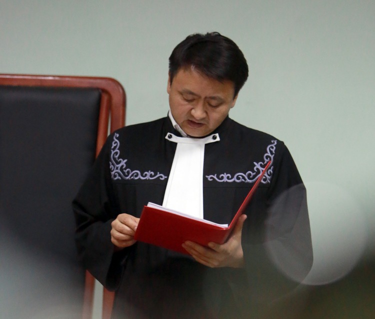 Игоря Коваленко. Судья Айбек Эрнис уулу оглашает приговор по делу Омурбека Текебаева и Дуйшенкула Чотонова