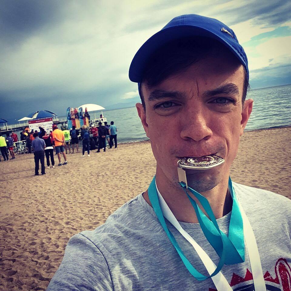 из архива Н.Рыжих. С серебряной медалью по итогам чемпионата по триатлону. Иссык-Куль, июнь 2017 г.