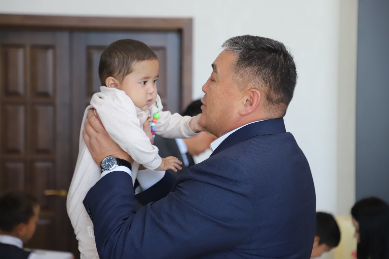 Камчыбек Ташиев подарил многодетной семье с 10 детьми дом