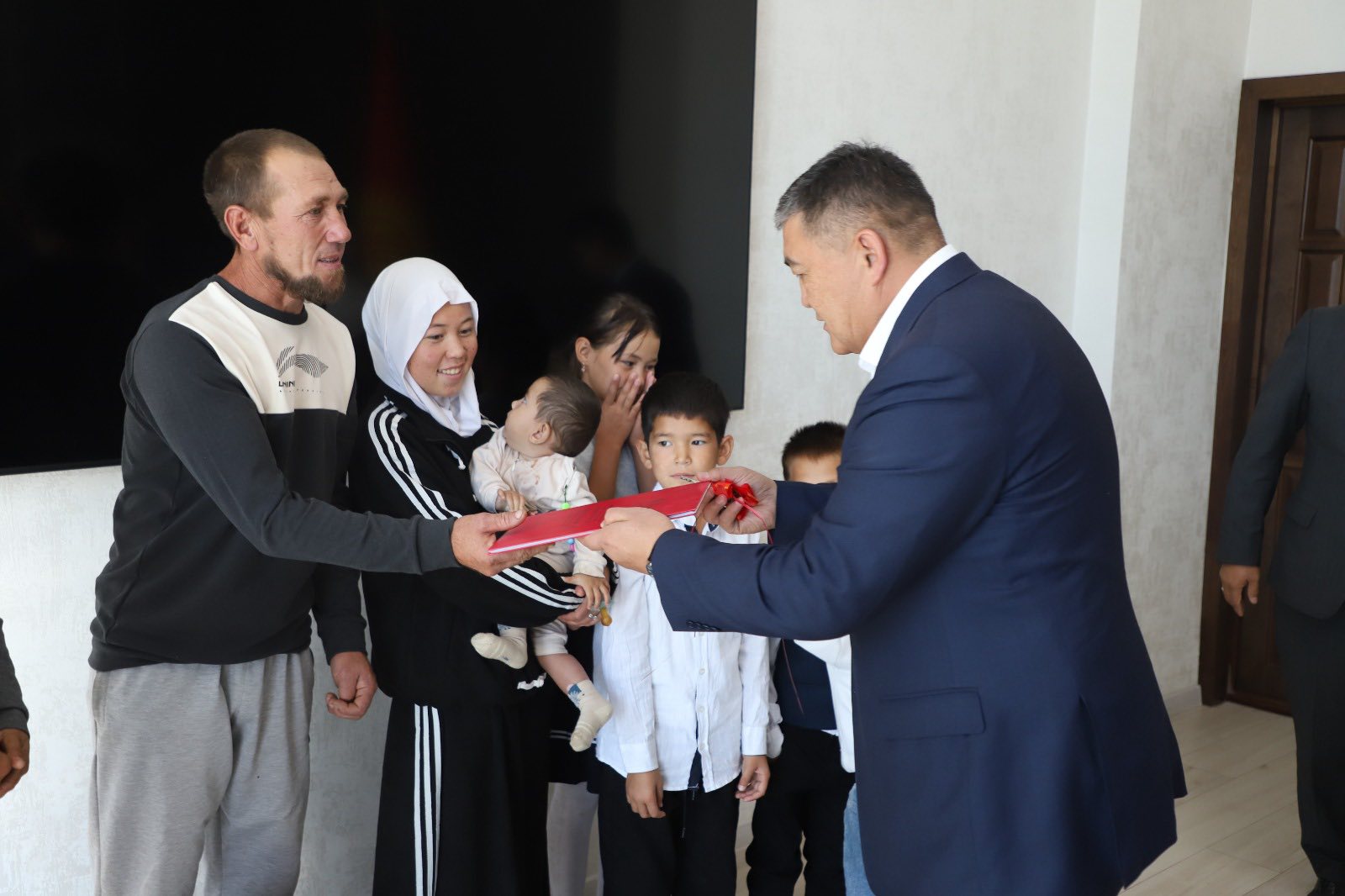 Камчыбек Ташиев подарил многодетной семье с 10 детьми дом