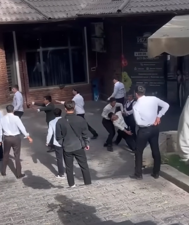 В Оше подрались гости двух свадеб. Троих водворили под стражу