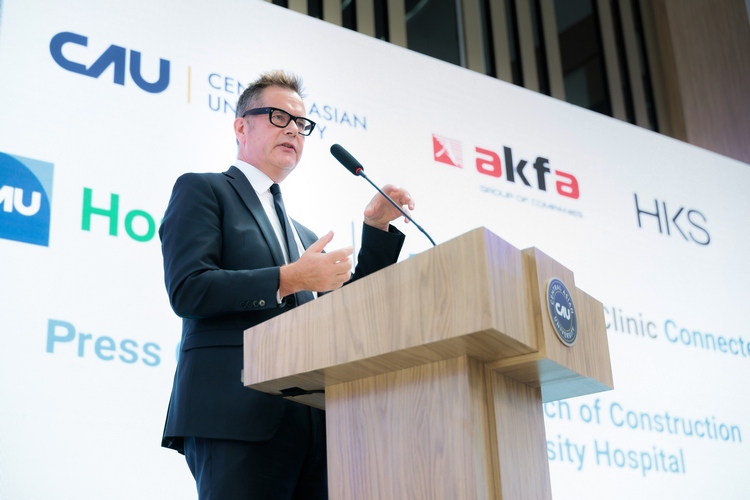 Региональный директор и партнер (RIBA) архитектурного бюро HKS Фрэнсис Галлахер
