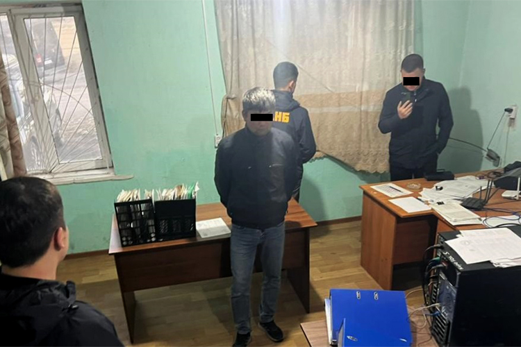 В Караколе чиновников поймали на поборах с маршрутчиков. Суд отправил их в СИЗО