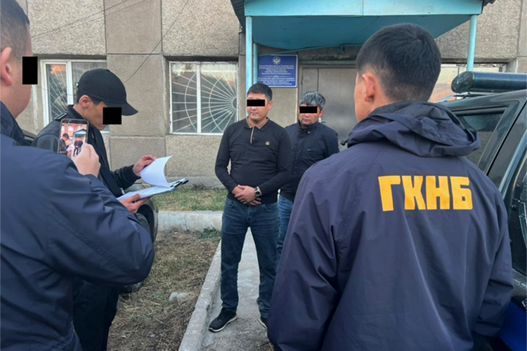 В Караколе чиновников поймали на поборах с маршрутчиков. Суд отправил их в СИЗО