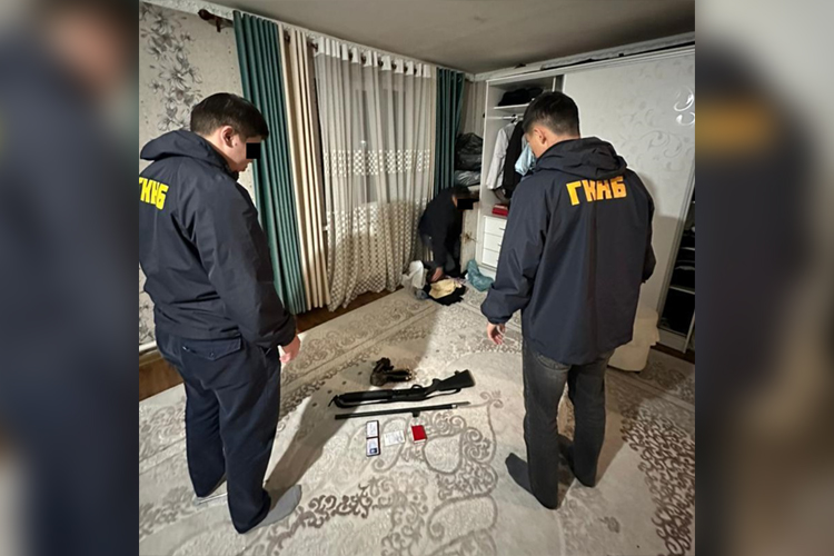 В Караколе чиновников поймали на поборах с маршрутчиков. Суд отправил их в СИЗО