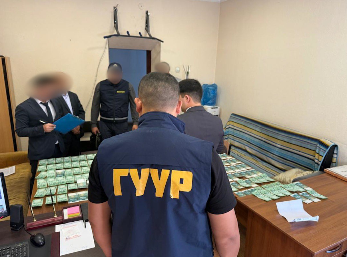 Замглавврача психбольницы задержан при попытке дать взятку в 500 тысяч сомов
