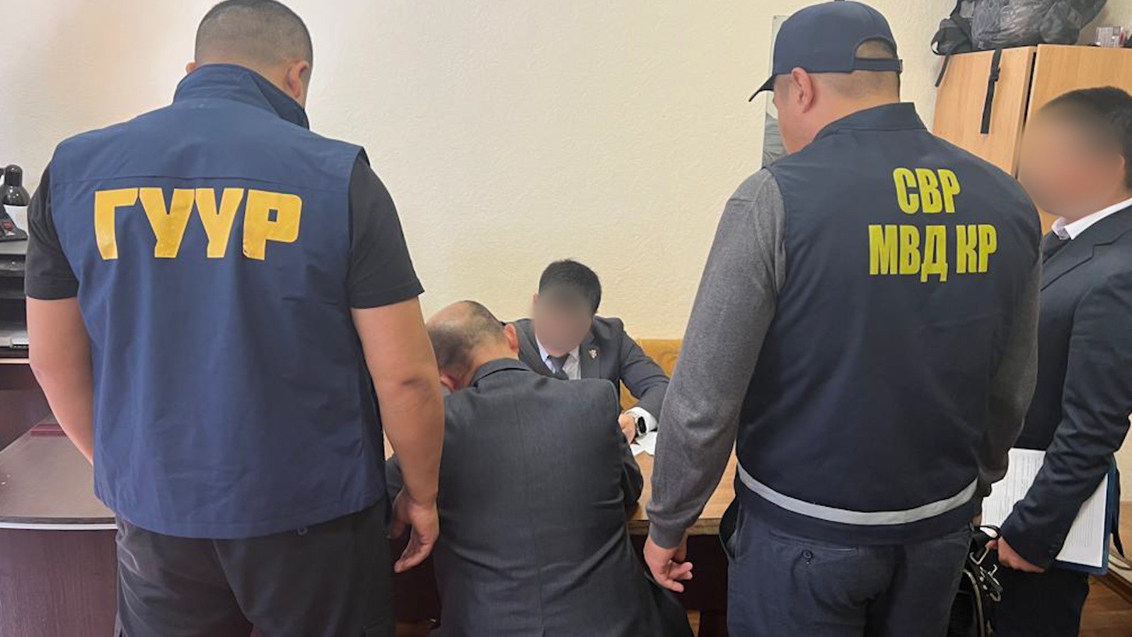 Замглавврача психбольницы задержан при попытке дать взятку в 500 тысяч сомов