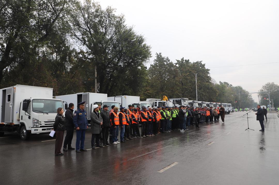 Камчыбек Ташиев вручил специальную технику и служебные автомобили