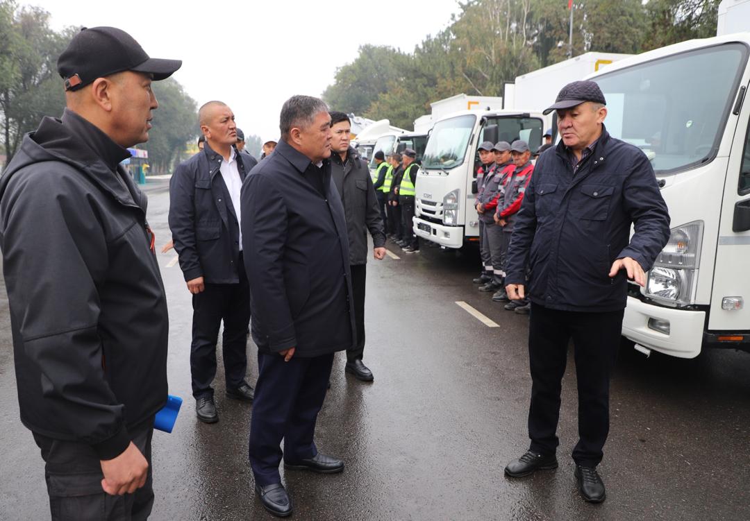 Камчыбек Ташиев вручил специальную технику и служебные автомобили