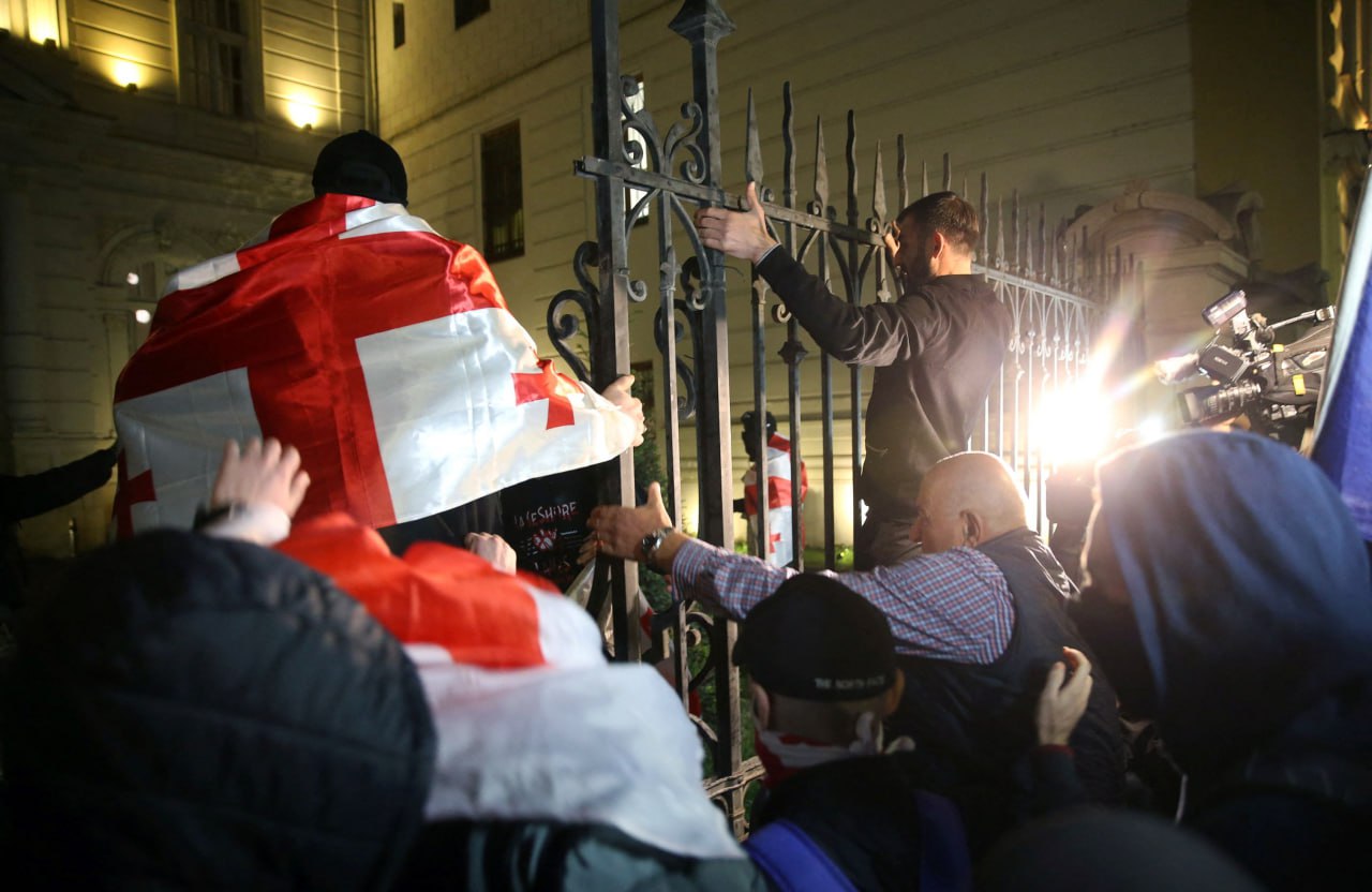В Тбилиси начались массовые митинги оппозиции после завершения местных выборов