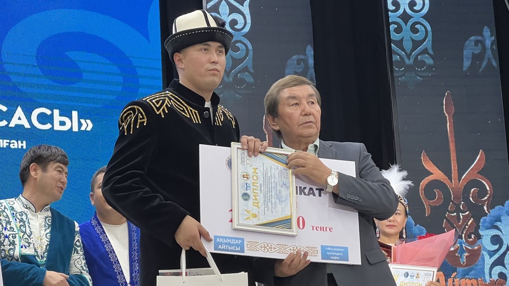 Кыргызстанец Нурсултан Малдыбаев занял первое место по айтышу в Казахстане