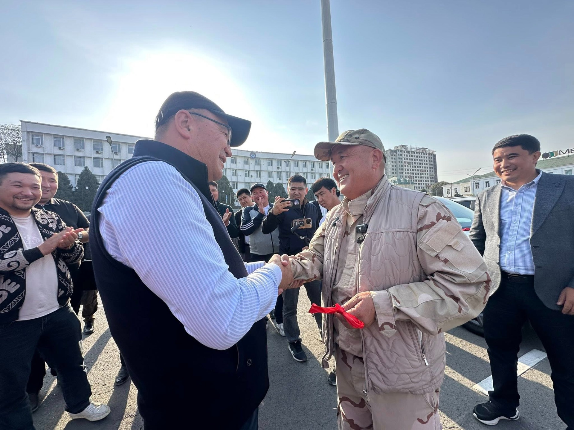 Женишбек Токторбаев подарил машину делегации мэрии города Каракола